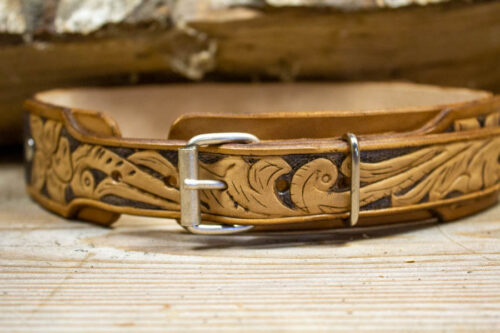 Collier avec repousse florale