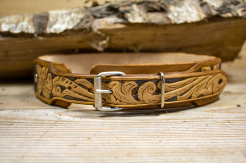 Collier avec repousse florale