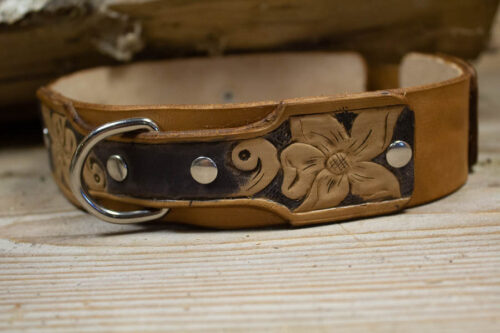 Collier avec repousse florale