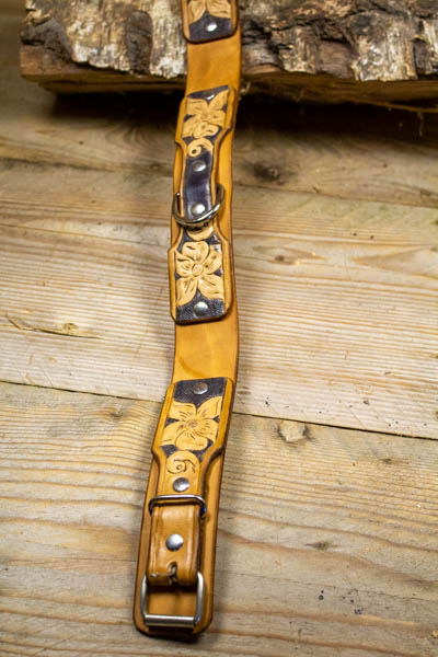 Collier avec repousse florale