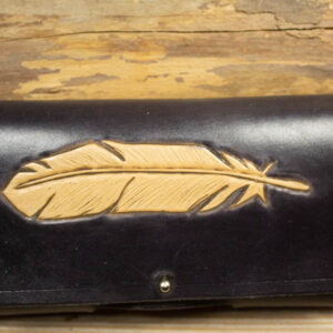 Étui à lunette sur mesure avec une repousse "plume"